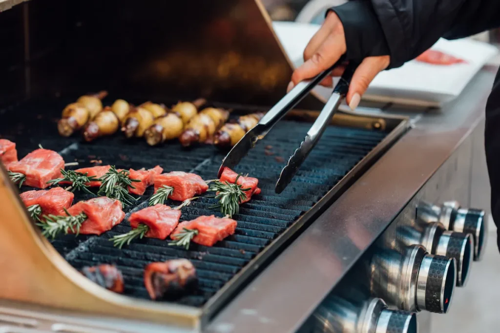 Front Cooking Erlebnis: Frische Fleischspieße direkt vom Grill für Ihre Gäste.