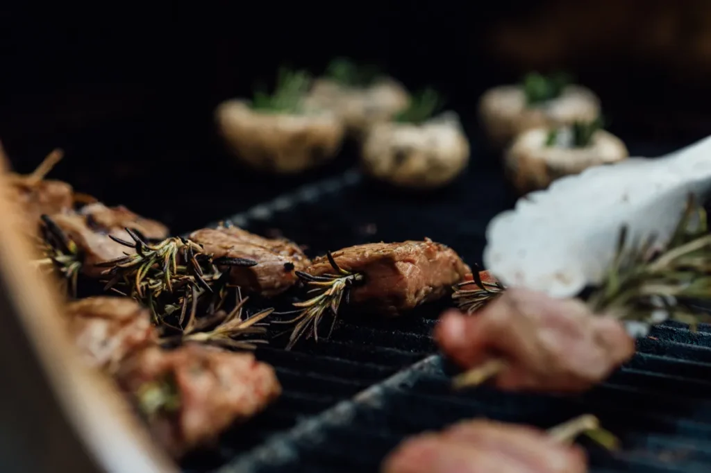 Frisches Fleisch auf dem Grill bei einem Live-Cooking-Event in Neustadt an der Weinstraße.