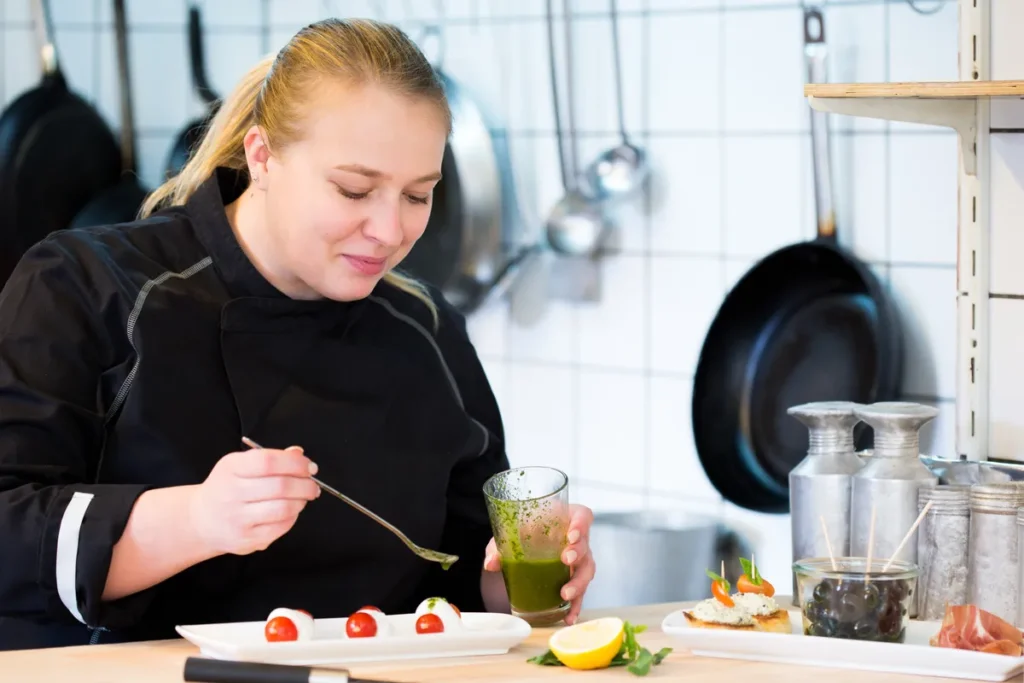 Anrichten von feinem Fingerfood für ein Business-Catering in der Pfalz.