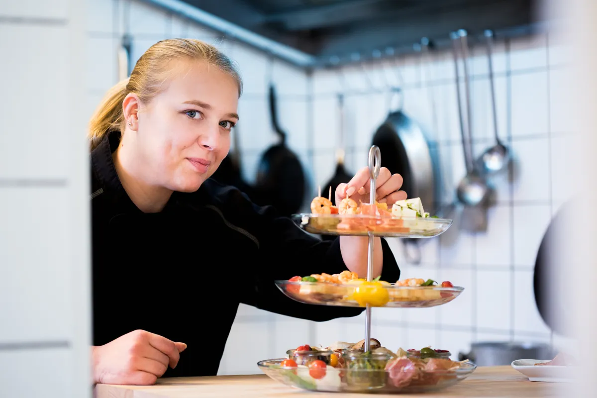 Inhaberin Jennifer Schierer bereitet hochwertige Fingerfood-Etageren für ein Event vor.