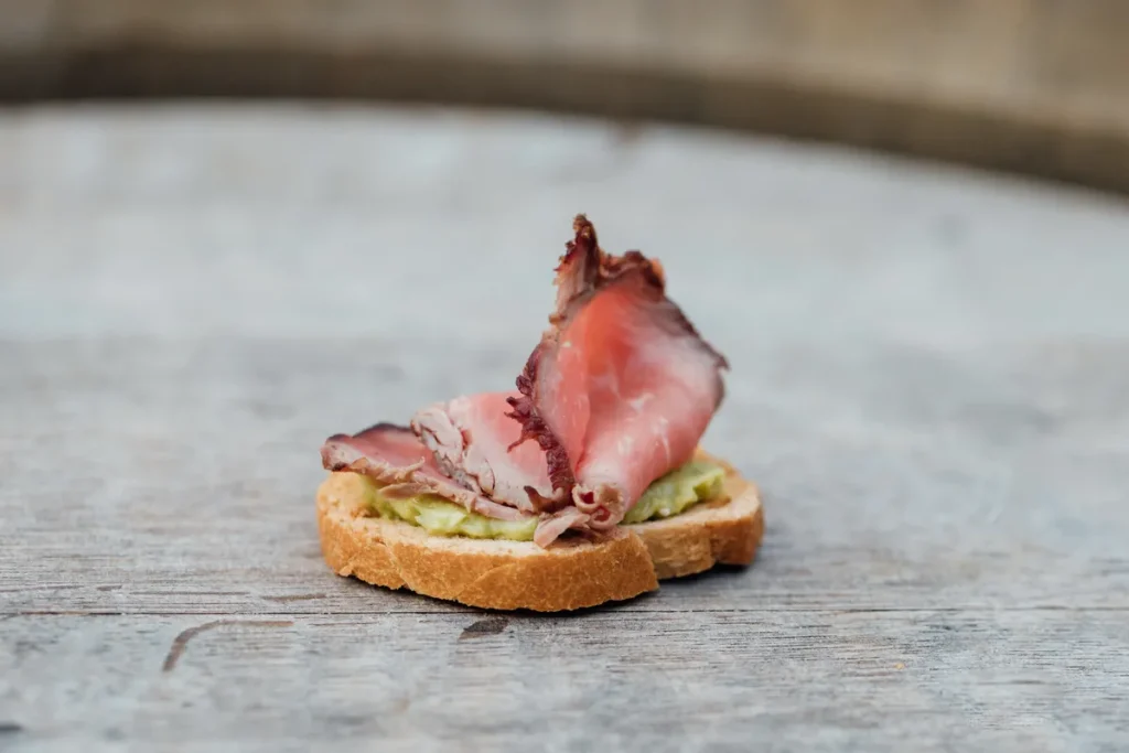 Kreatives Fingerfood: Roastbeef-Crostini als Aperitif für Hochzeitsgäste.