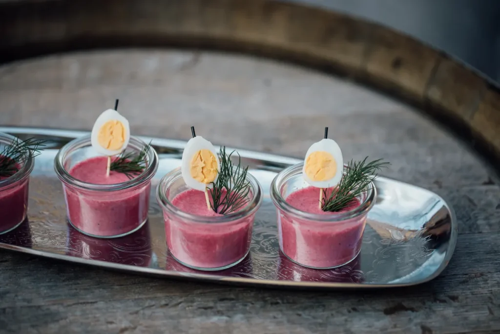 Kreativ präsentiertes Amuse-Gueule.
